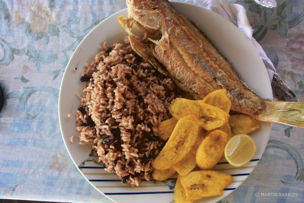 Fried fish with red beans and rice, and tajadas